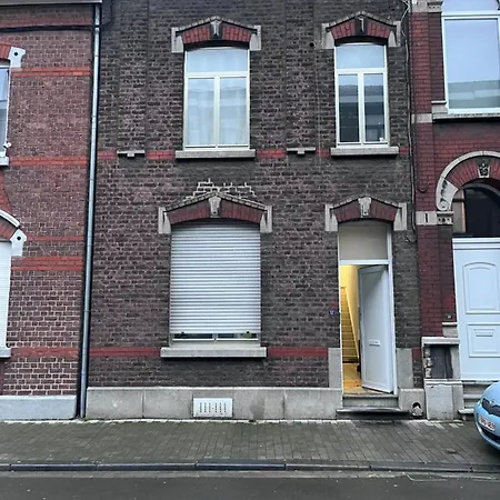Maison Lumineuse A Louer Avec Plusieurs Chambres *